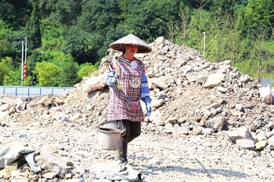 工地里，女性也頂半邊天.jpg